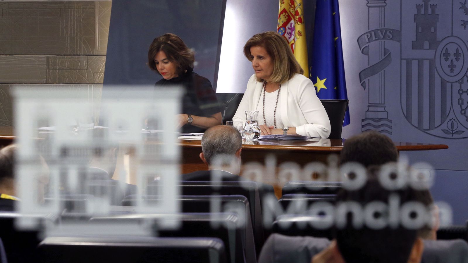 Foto: La vicepresidenta del Gobierno en funciones, Soraya Sáenz de Santamaría, (i) acompañada de la ministra de Empleo en funciones, Fátima Báñez. (EFE)