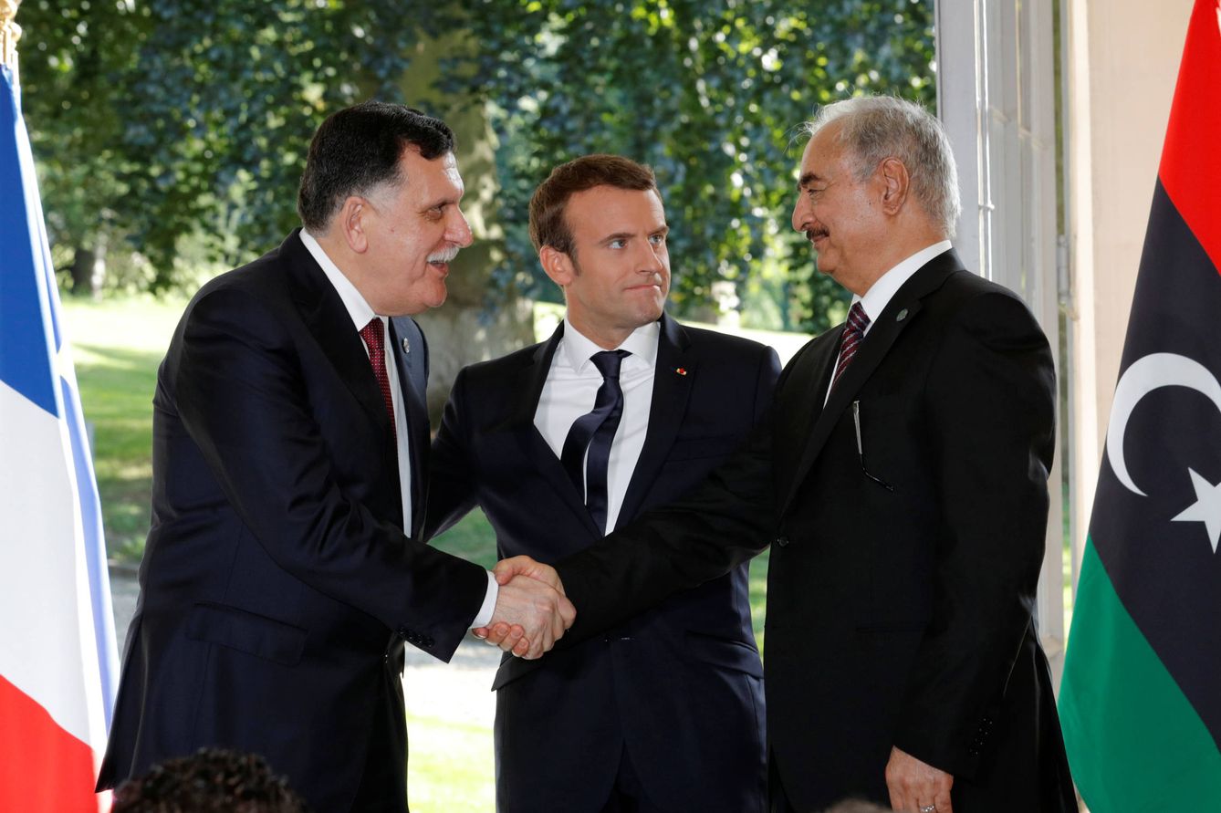 El primer ministro libio Fayaz Al Sarraj y el general rebelde Jalifa Haftar se encuentran en París a petición de Emmanuel Macron, en julio de 2017. (Reuters)