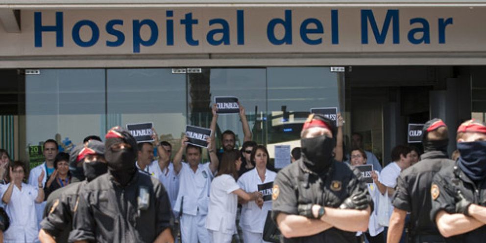 Foto: Los Mossos abortan una manifestación de indignados y trabajadores sanitarios
