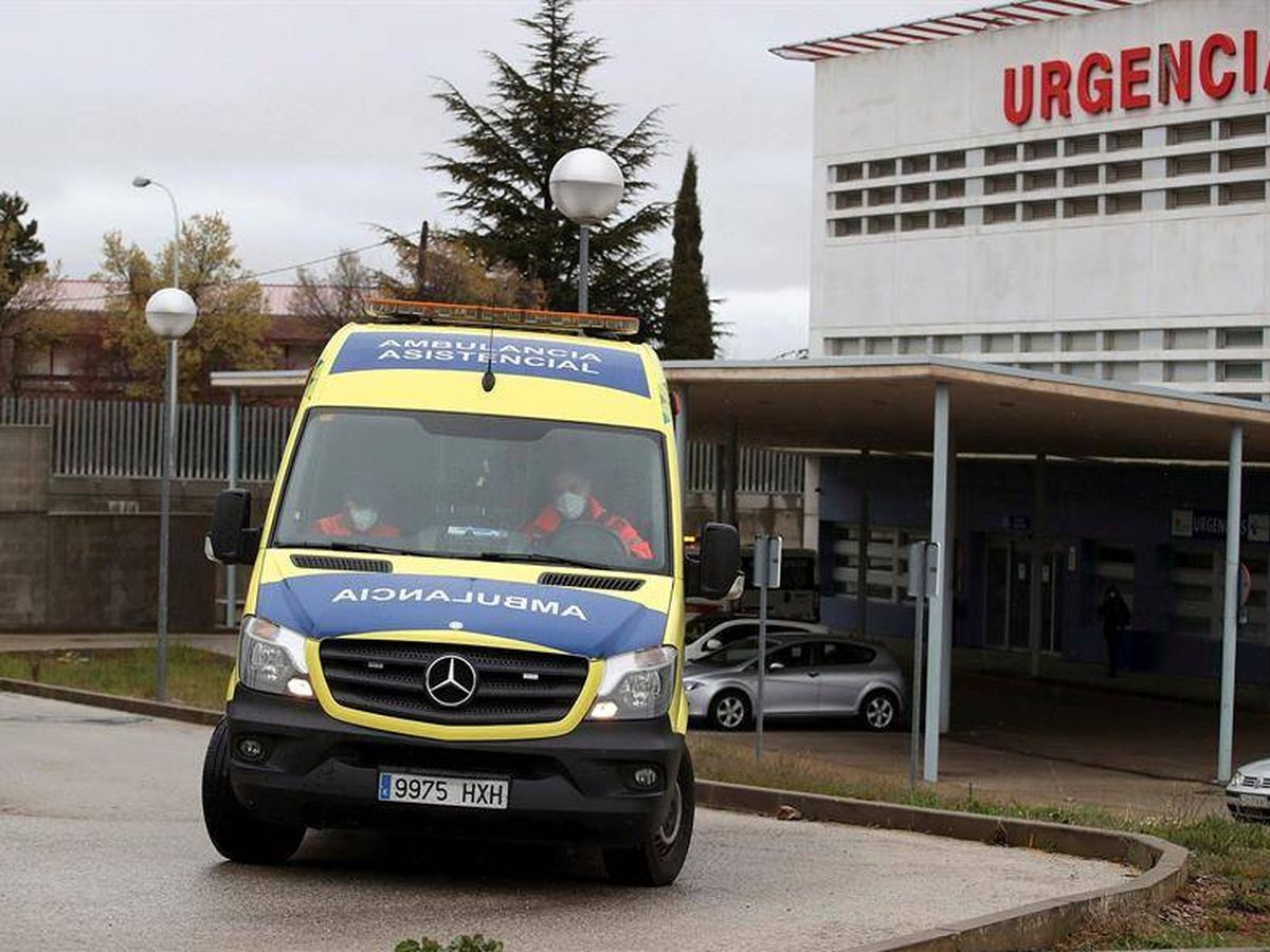 Foto: Una ambulancia en las inmediaciones del Hospital Santa Bárbara de la capital soriana. (EFE)