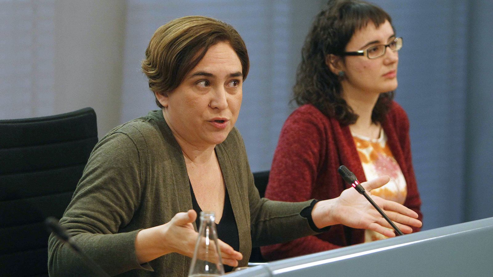 Foto: La alcaldesa de Barcelona, Ada Colau, y la Barcelona, Mercedes Vidal. (Efe) 