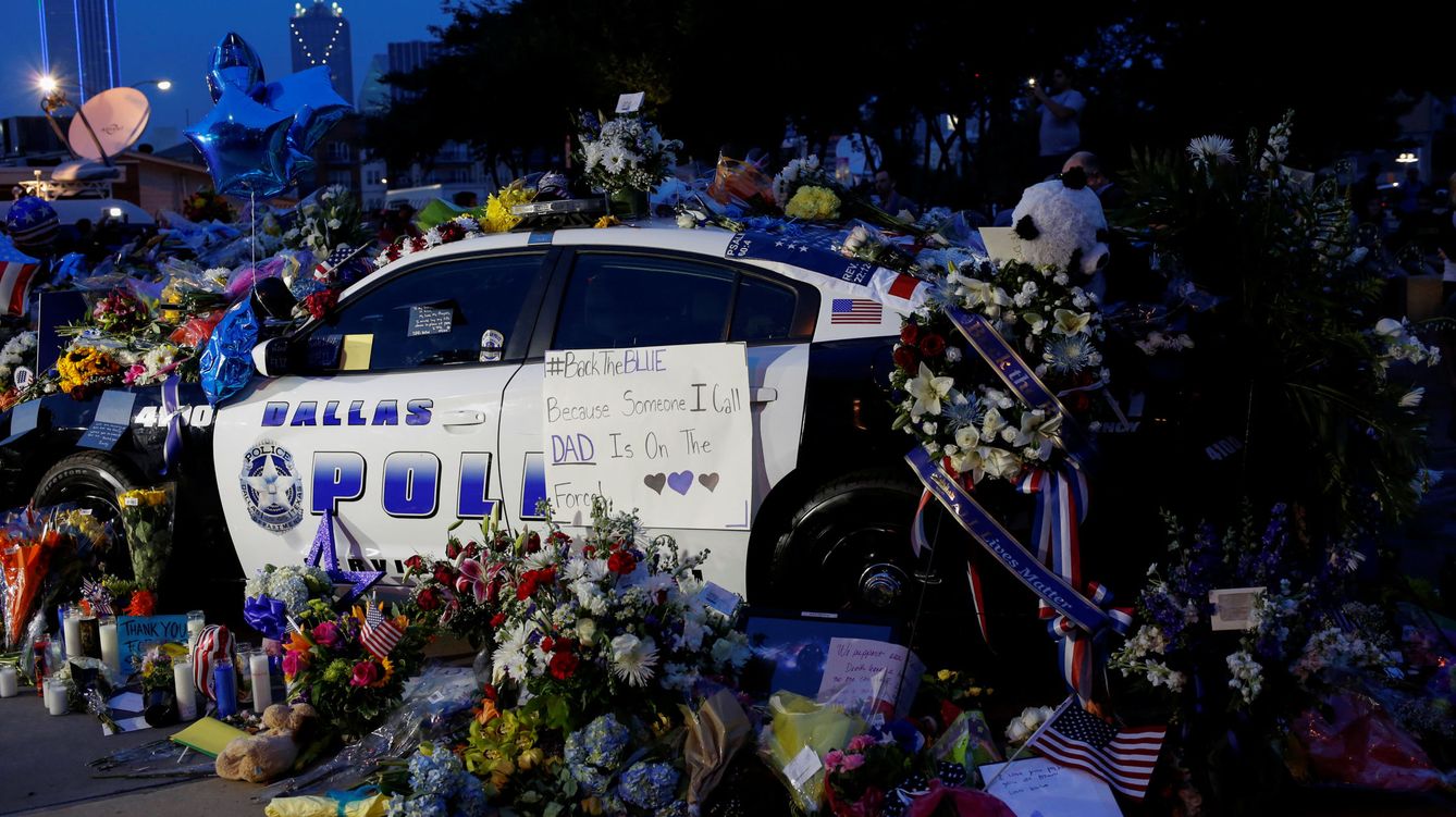 Foto: Homenaje floral a los cinco policías asesinados en Dallas. (Reuters)
