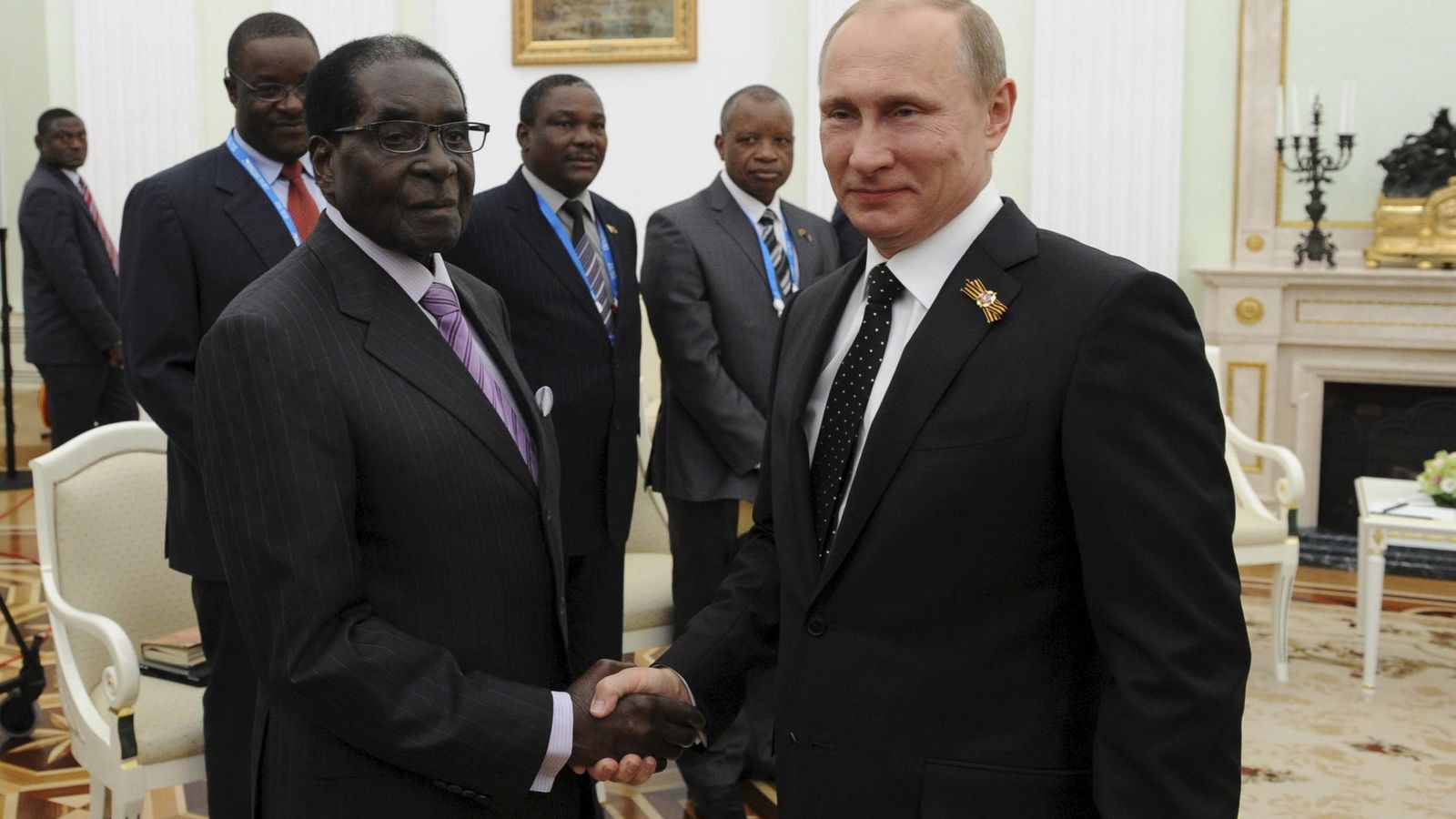 Foto: El presidente de Zimbabwe Robert Mugabe estrecha la mano de Vladímir Putin en Moscú, en mayo de 2015 (Reuters)