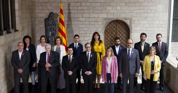 Foto: Foto de familia del nuevo Govern catalán, presidido por Quim Torra, tras la toma de posesión, este 2 de junio en Barcelona. (EFE)