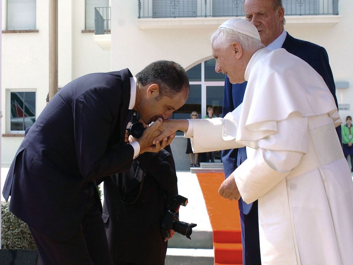 Foto: El expresidente de la Generalitat valencianEl entonces presidente de la Generalitat, Francisco Camps, saluda al papa Benedicto XVI. (EFE)