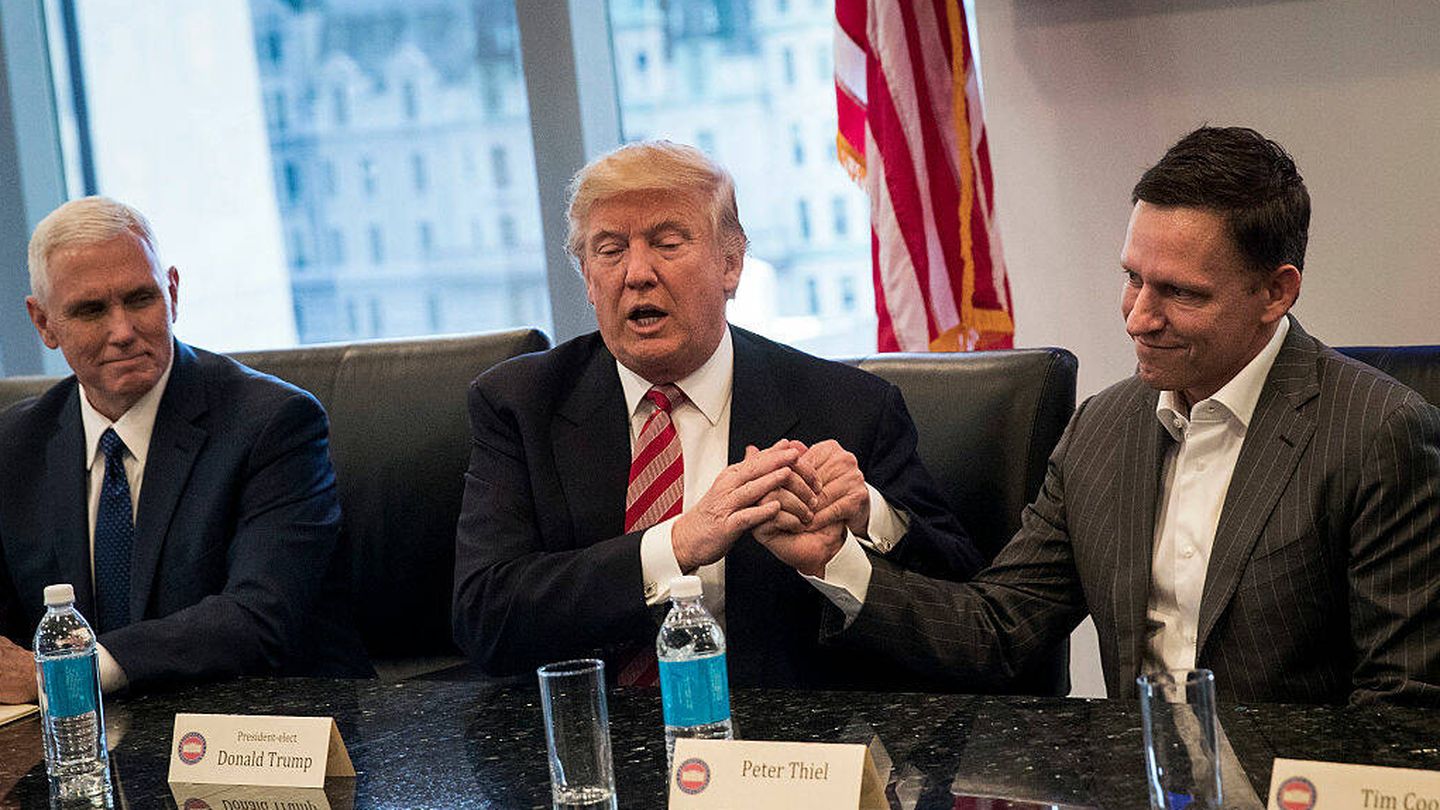 Donald Trump estrecha la mano de Peter Thiel en una reunión de 2016. (Reuters)