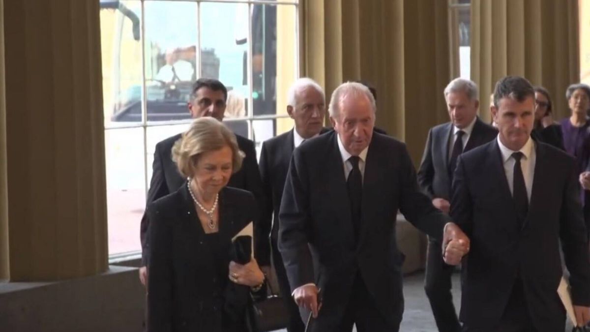 El rey Juan Carlos y la reina Sofía reaparecen juntos en su llegada a Buckingham