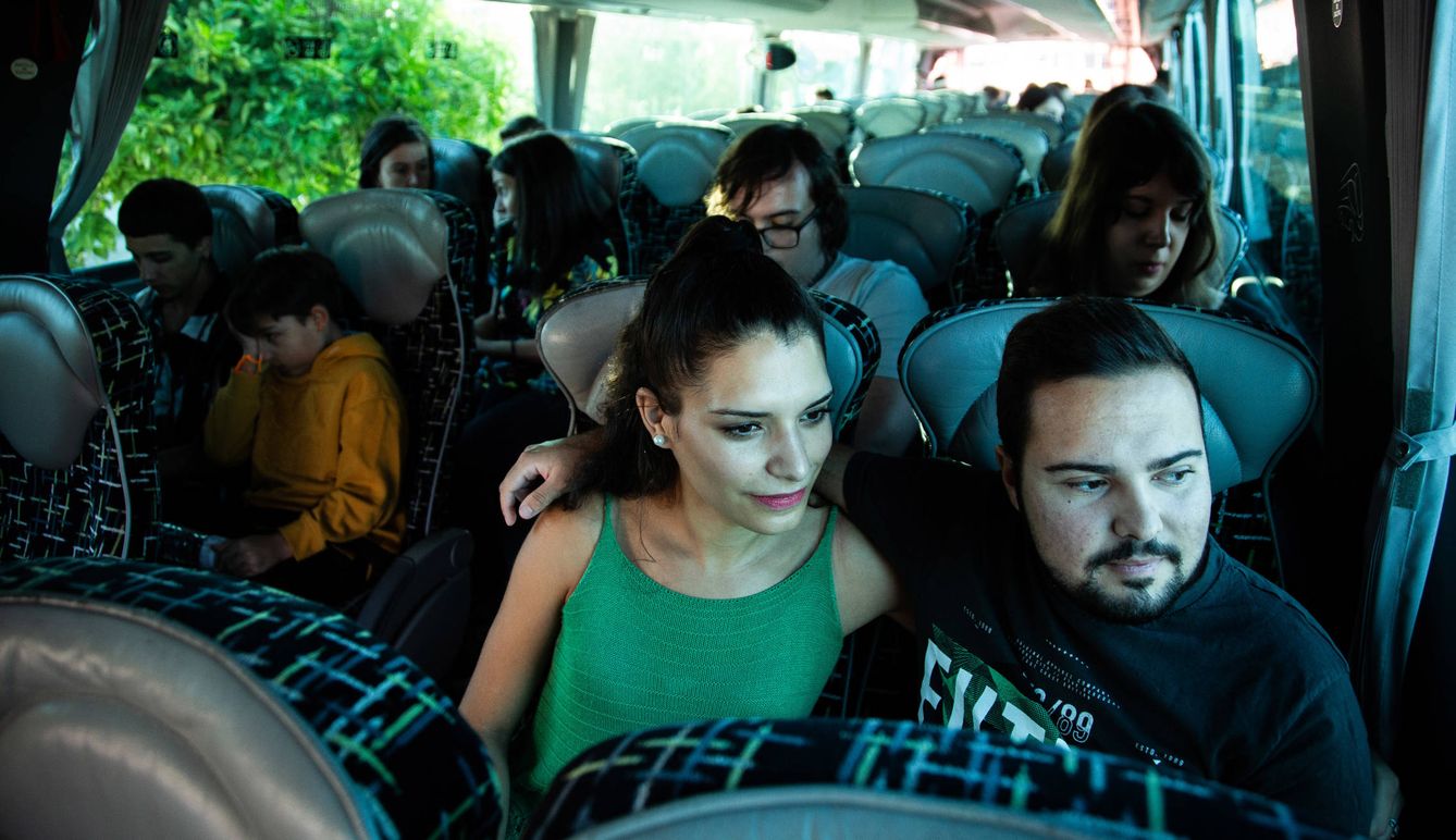 La onubense Macarena Martín y su pareja Adrián en el autobús rumbo a Cazorla. Foto: Fernando Ruso