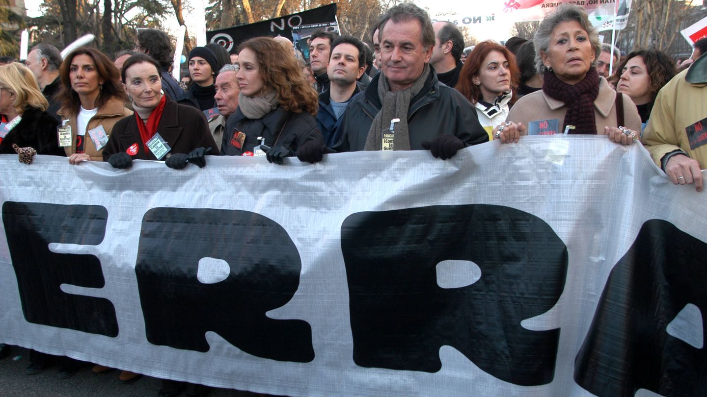 Pilar Bardem, Víctor Manuel, Ana Belén, Nuria Espert y Pastora Vega, en una manifestación contra la guerra de Irak en febrero de 2003. (EFE)