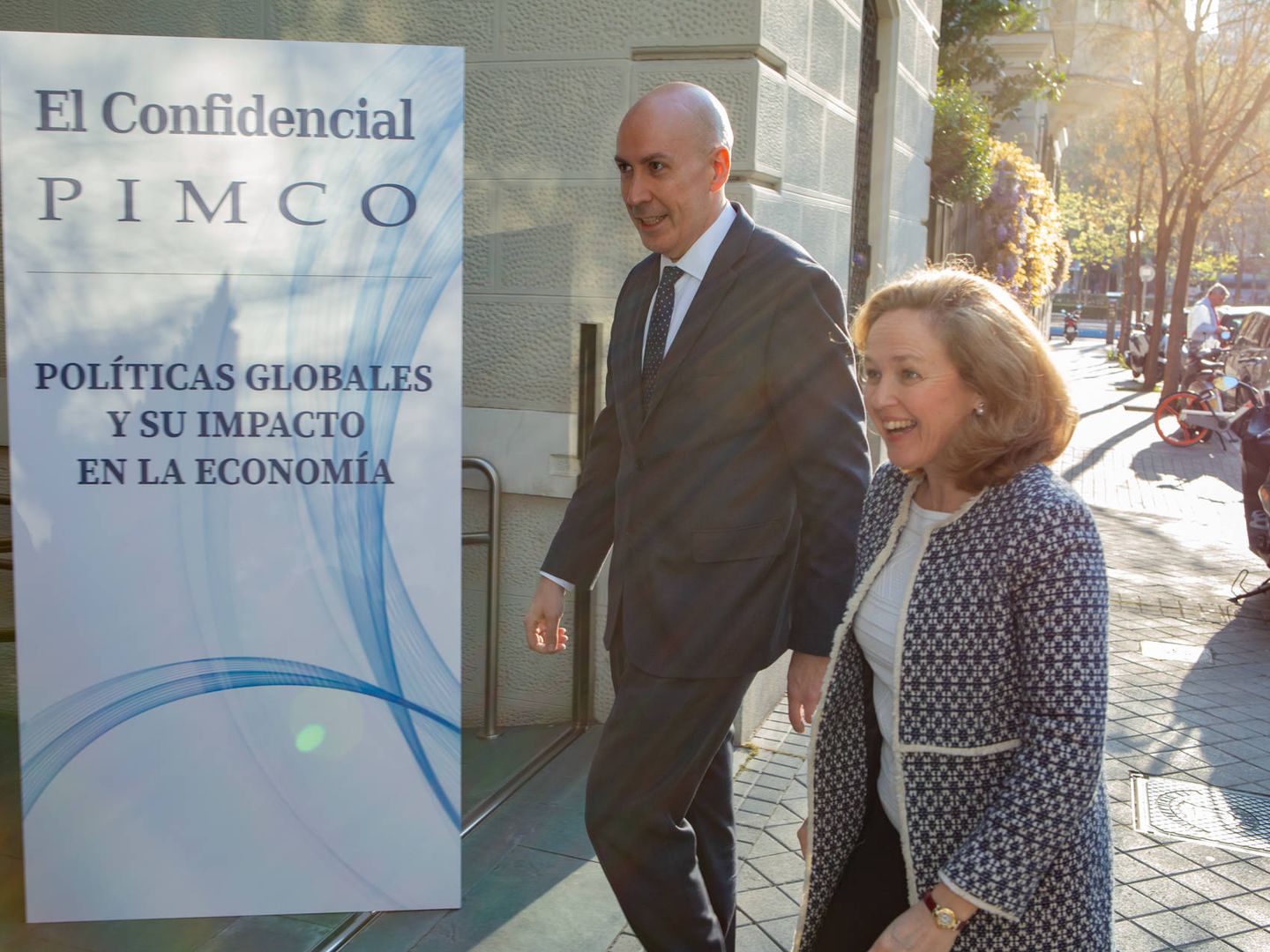 El director de El Confidencial, Nacho Cardero, junto a Nadia Calviño a la entrada de la Fundación Del Pino.