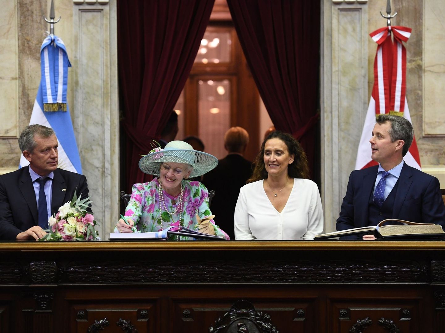 La reina Margarita y Federico de Dinamarca en el Congreso de Argentina. (EFE)