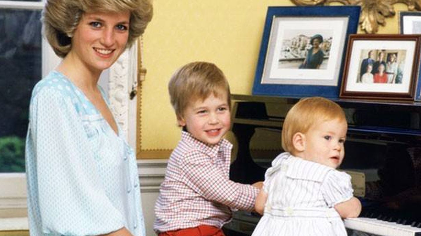La princesa Diana de Gales junto a sus hijos en una imagen de archivo. (Reuters)