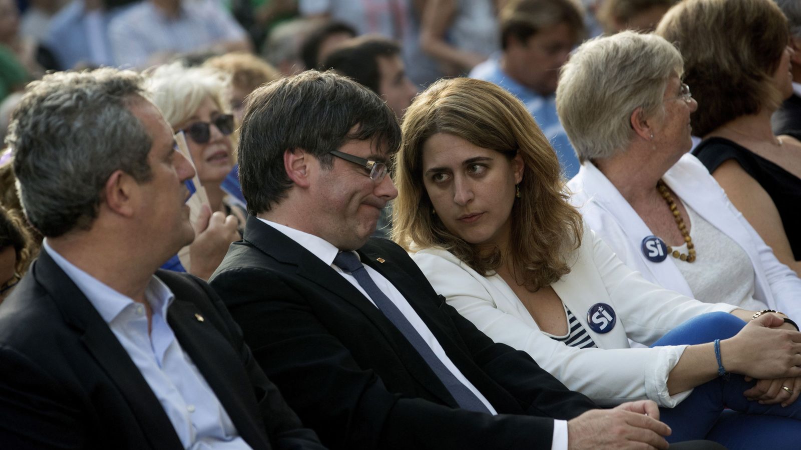 Foto: El expresidente de la Generalitat, Carles Puigdemont, conversa con la coordinadora general del partido, Marta Pascal. (EFE) 