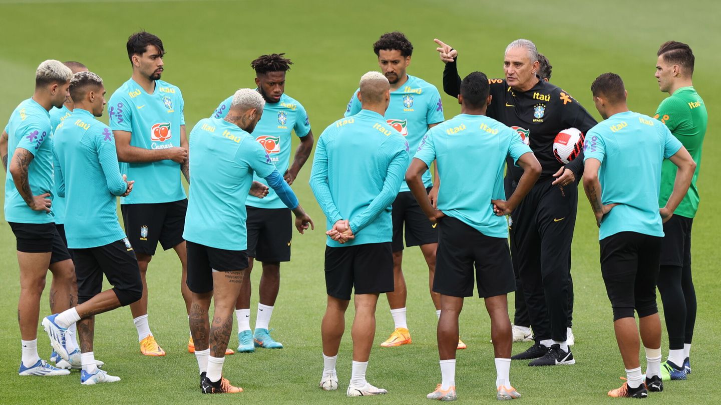 Tite dirigiendo un entrenamiento de la selección brasileña en Qatar.