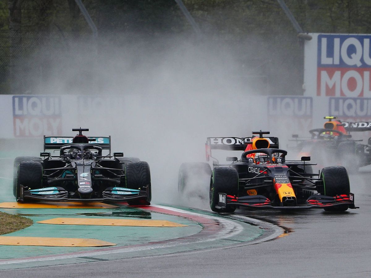 Foto: Verstappen, en su pasada a Hamilton. (Reuters)