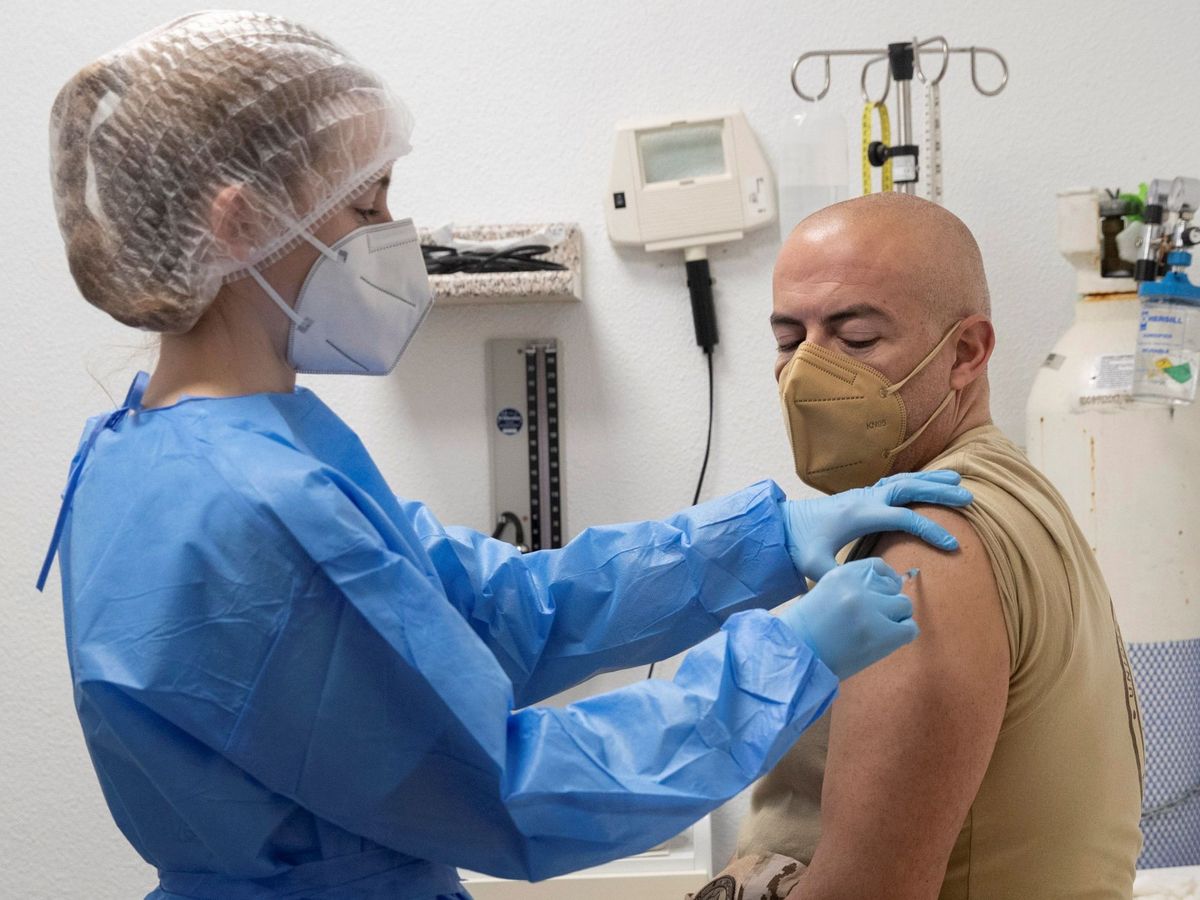 Foto: Una enfermera de la Armada española pone la vacuna contra el coronavirus a un soldado. (EFE) 