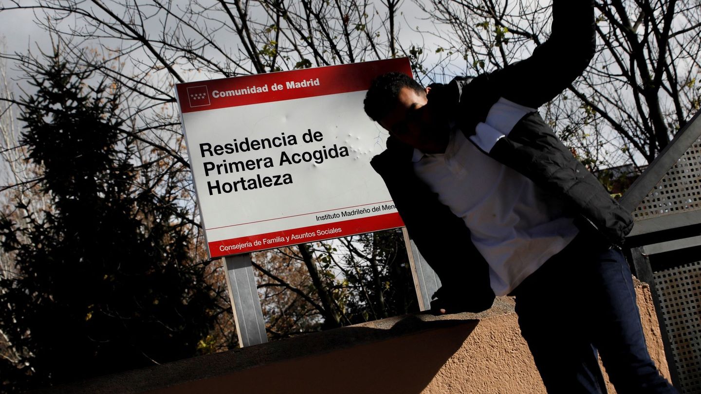 Un menor a las puertas de la Residencia de Primera Acogida de Hortaleza. (EFE/David Fernández)