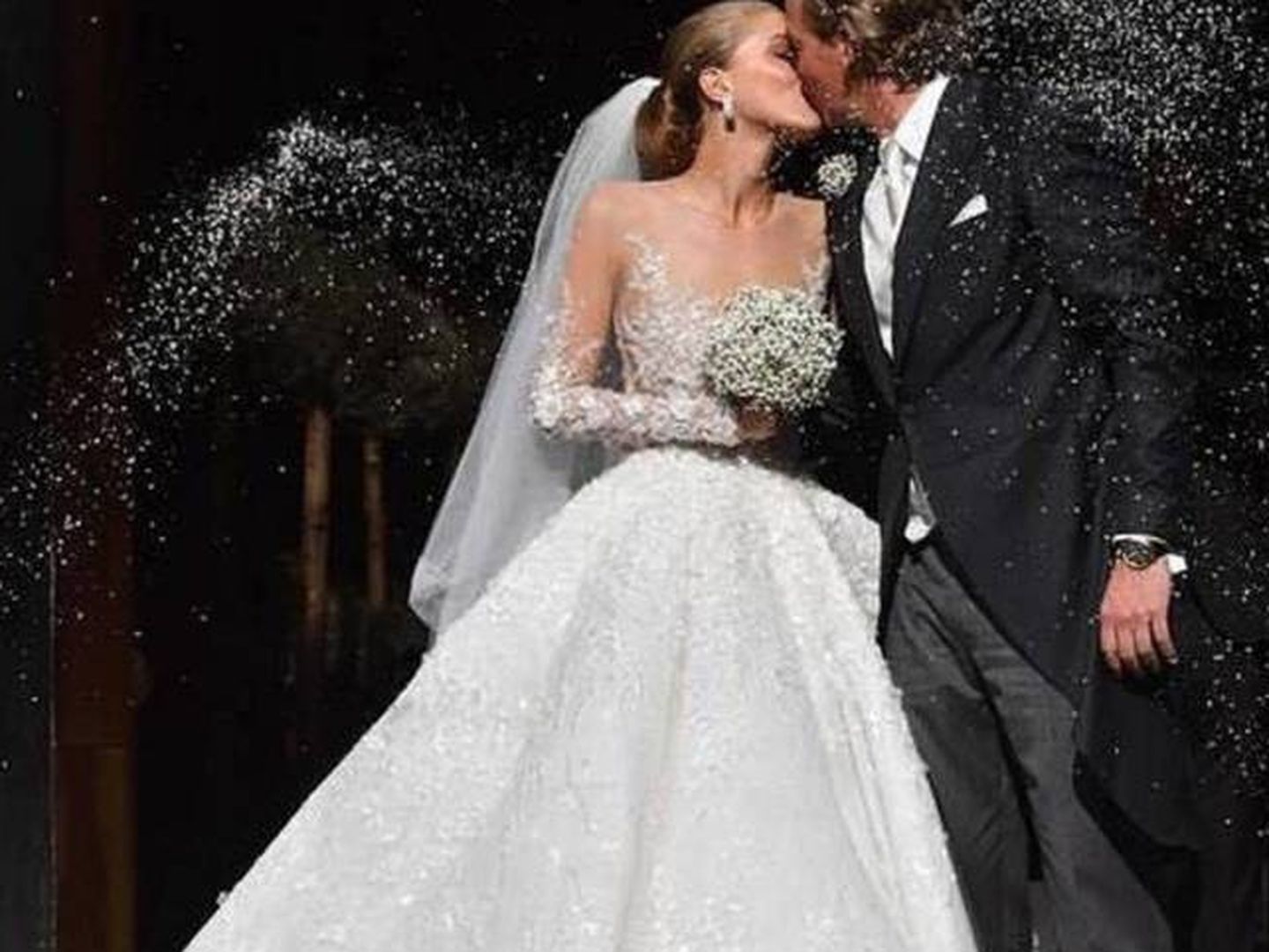 Victoria y Werner se dan el primer beso de casados. (Instagram @victoriaswarovski)