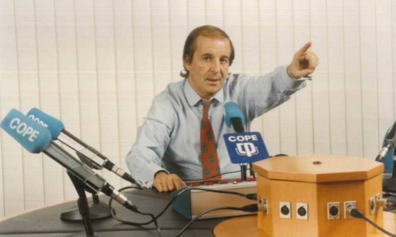 García, en 1992, en los micrófonos de la Cope. (Cope)