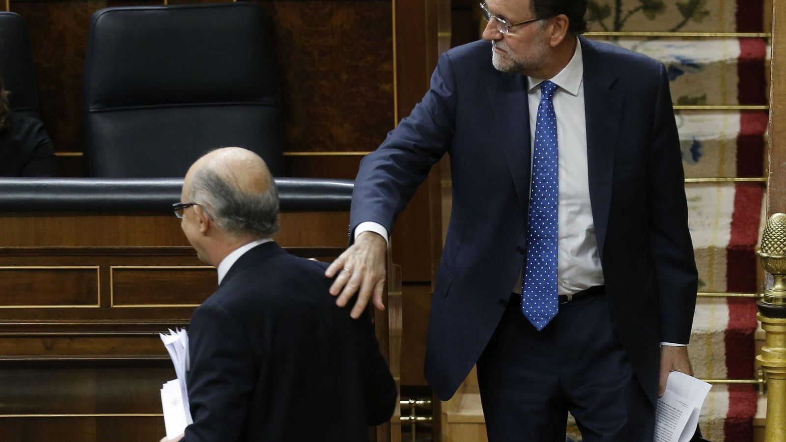 Foto: Mariano Rajoy da una palmada en la espalda a Cristóbal Montoro en el Congreso en 2015. (EFE)