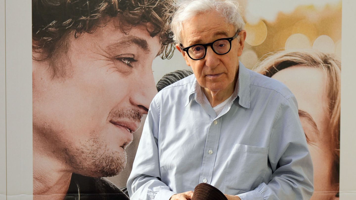 Woody Allen posa durante la presentación este lunes en Barcelona de su última película. (EFE/Enric Fontcuberta) 