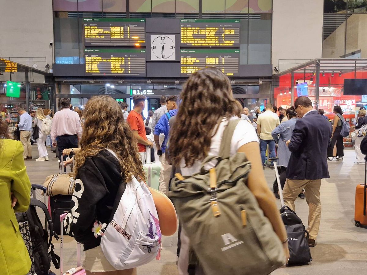 Foto: Viajeros en el vestíbulo de la estación de trenes de Santa Justa, en Sevilla, a la espera de conocer el estado de su tren. (C. R.)