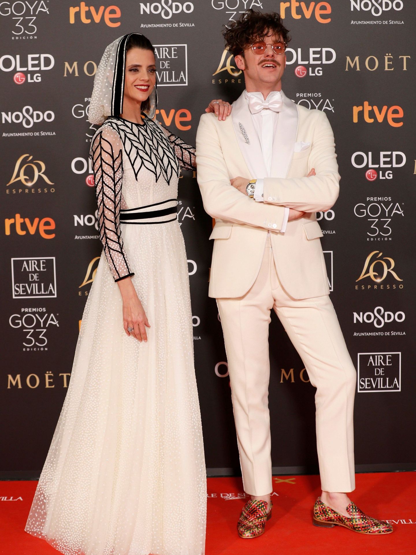 Macarena Gómez y Aldo Comas posan a su llegada a la alfombra roja de los Premios Goya. (EFE)