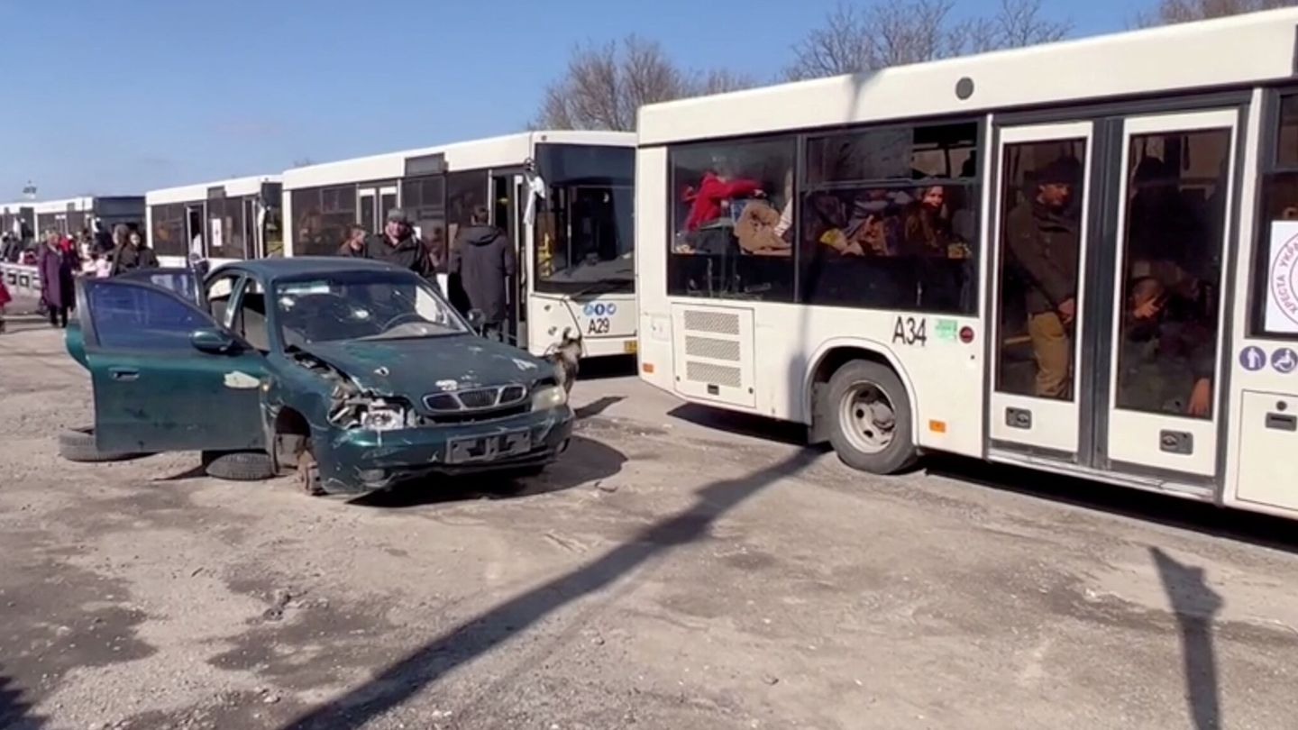 Personas que huyen de Berdiansk viajan en autobuses en un convoy del Comité Internacional de la Cruz Roja (CICR) hacia Zaporizhzhia.  (Reuters/ Comité Internacional de la Cruz Roja (CICR))