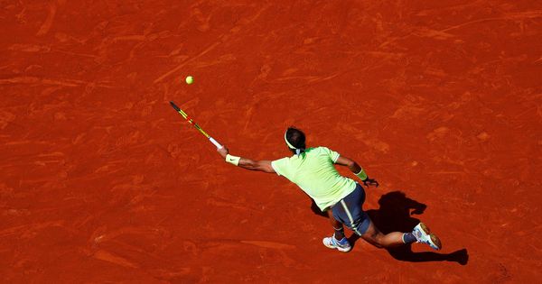 Foto: Rafa Nadal golpea una bola durante su estreno en Roland Garros. (Reuters)