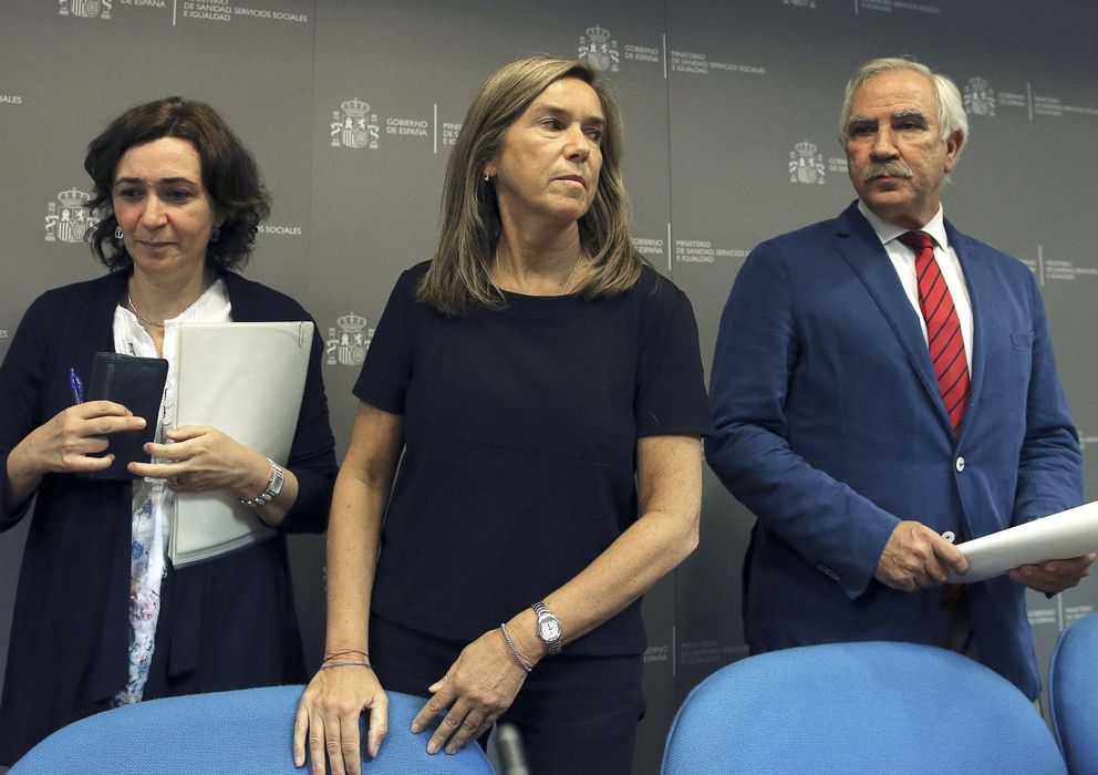 Foto: La ministra de Sanidad, Ana Mato (c), junto a la directora general de Salud Pública, y el director general de Atención Primaria de la Comunidad de Madrid.