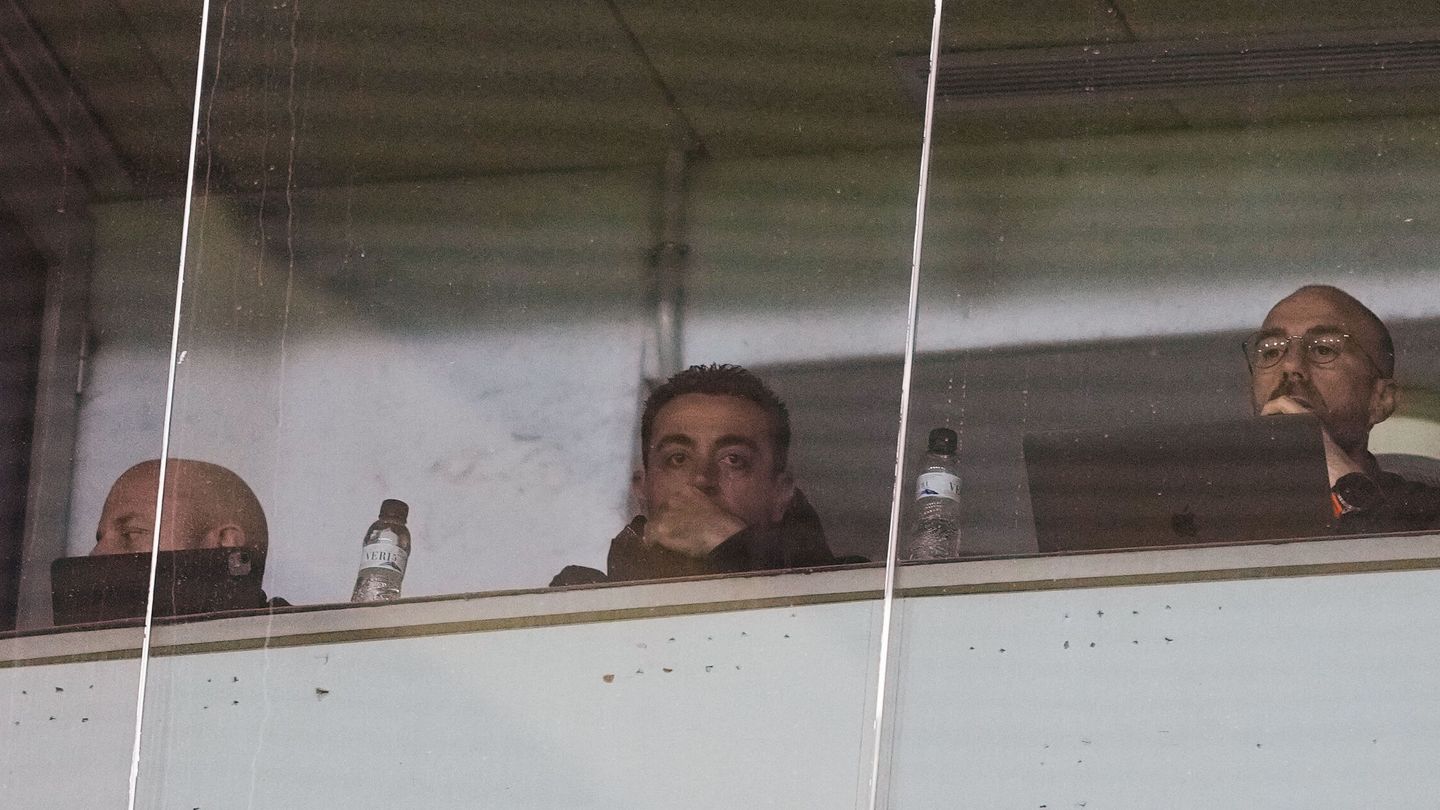 Xavi vio el partido desde el palco. (EFE/Enric Fontcuberta)