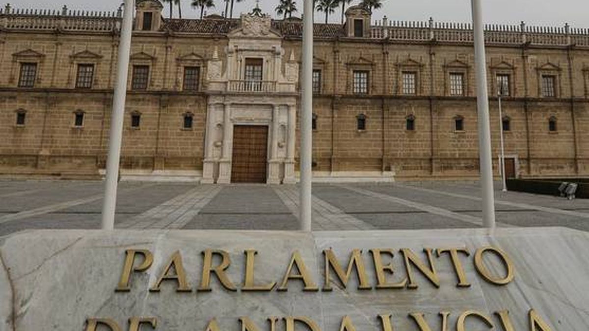El Parlamento andaluz deja el 25-N en una señal de tráfico para no molestar a Vox