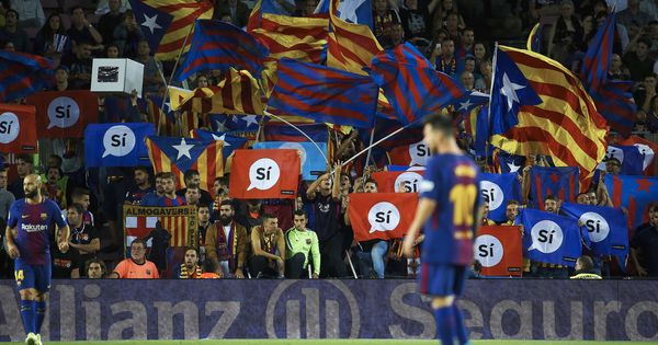 Foto: Parte de la afición del FC Barcelona se manifestó a favor del referéndum del 1-O el miércoles en el Camp Nou. (EFE)