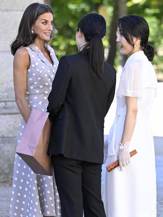 La Reina con la primera dama de Corea y su traductora. (Getty)