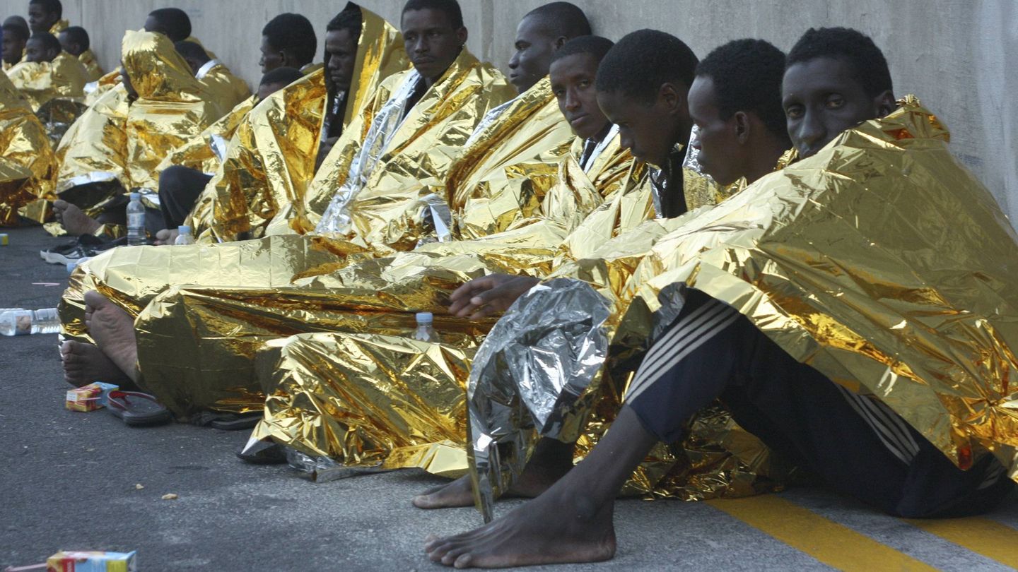 Un grupo de inmigrantes llegados a la isla de La Gomera. (EFE)