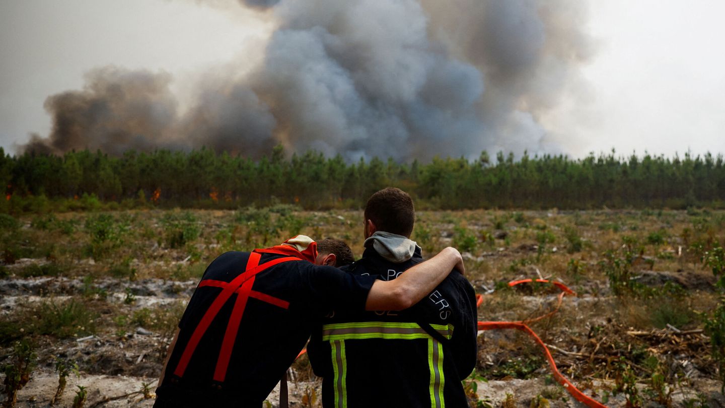 Bomberos luchan contra las llamas en Saint-Magne. (Reuters/Stephane Mahe)