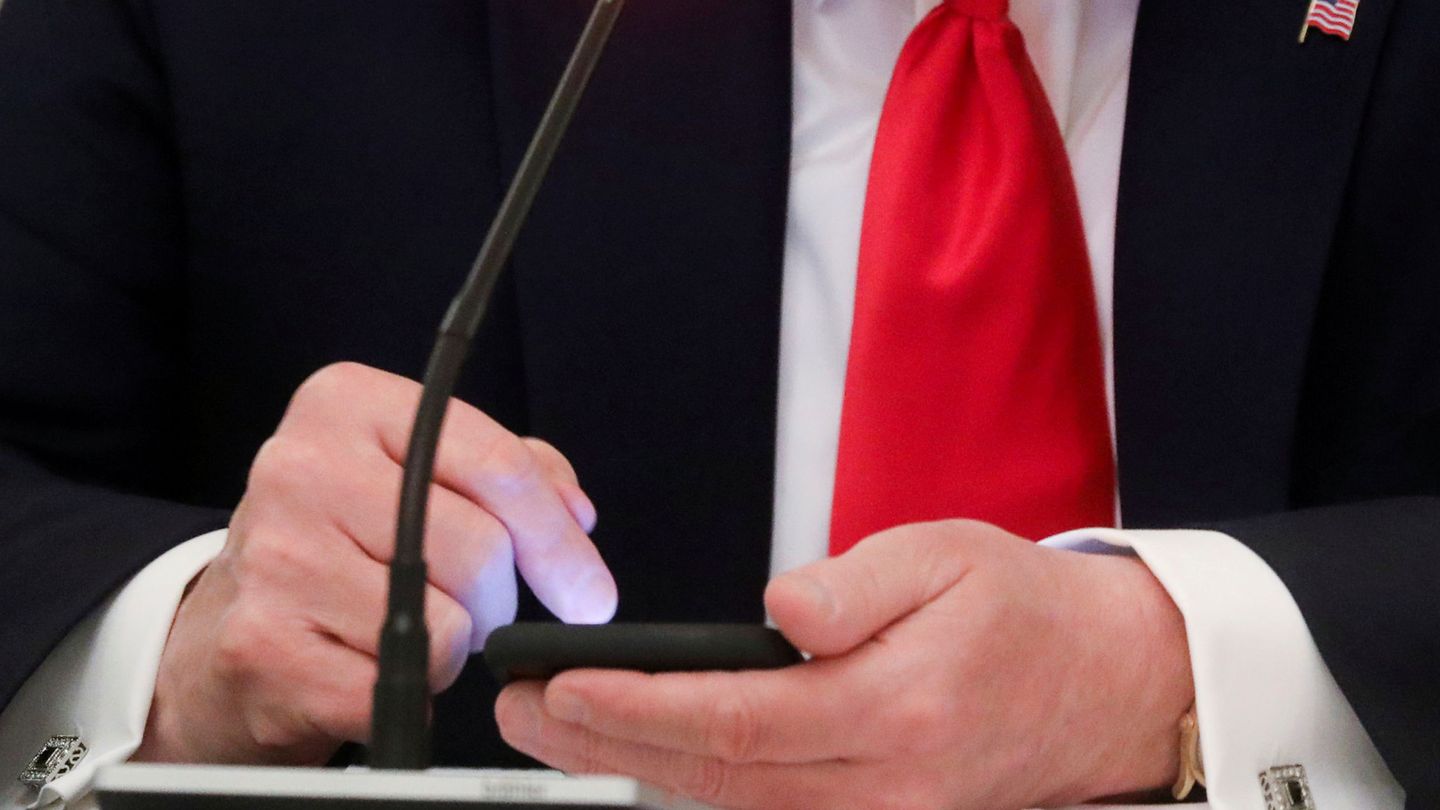 Donald Trump consulta su teléfono móvil, desde el que suele enviar sus tuits. (Reuters)