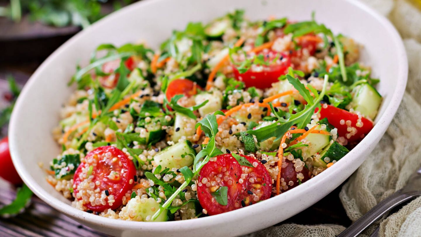 La quinoa puede facilitarte hacer diferentes tipos de ensalada con verduras. (Freepik)