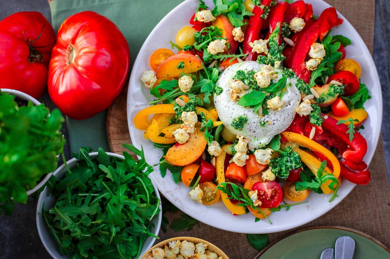 Platos ricos en antioxidantes con alimentos como tomates o pimientos (Unsplash)