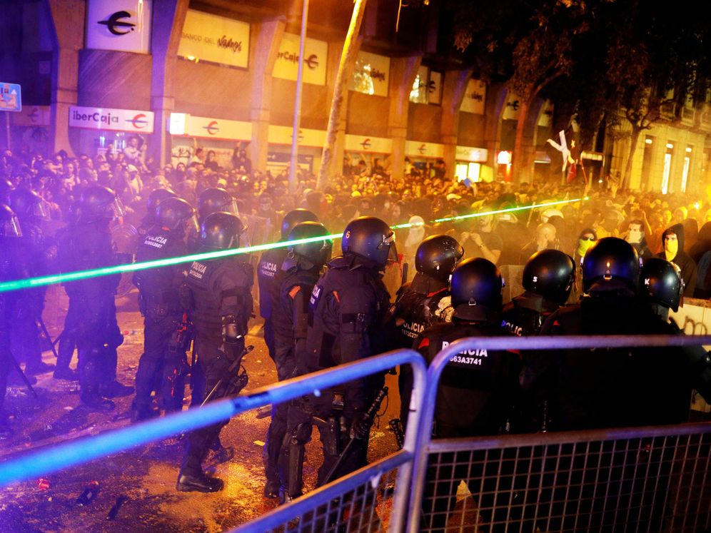 Foto: Incidentes en la manifestación convocada por los CDR en el centro de Barcelona. (EFE)