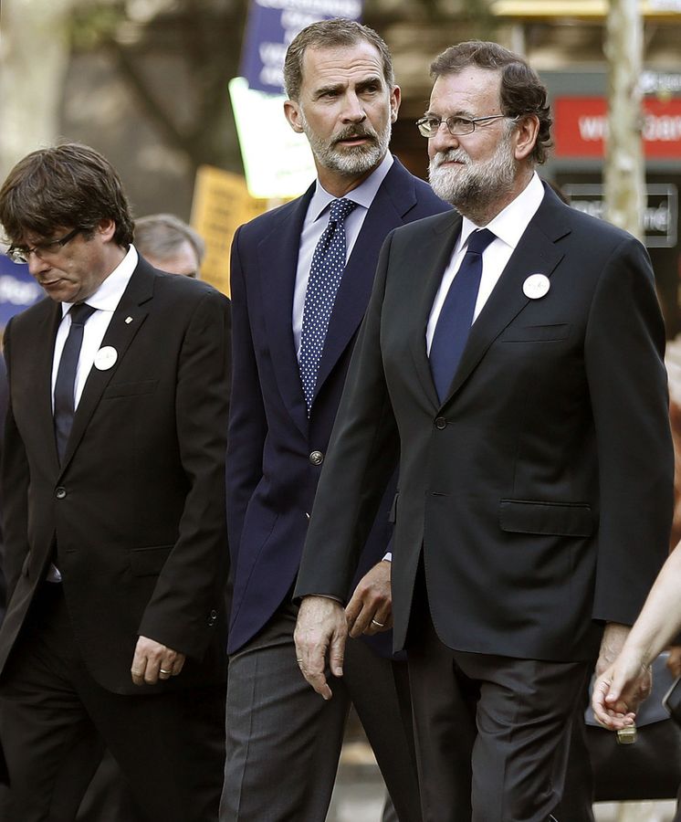 Foto: El Rey, junto a Puigdemont y Mariano Rajoy. (EFE)
