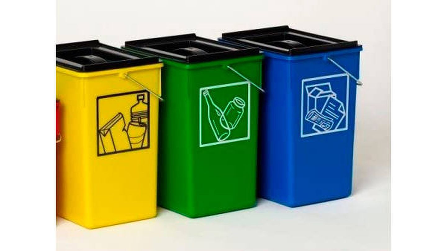 Cubos de basura y papeleras para reciclar en casa
