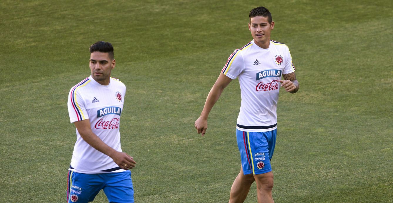 James Rodrígez (d), y delantero Radamel Falcao (i), este martes en la Nueva Condomina. (EFE)