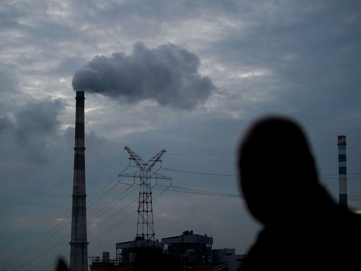 Foto: Un hombre observa el humo de una central de carbón (Reuters/A.Song)