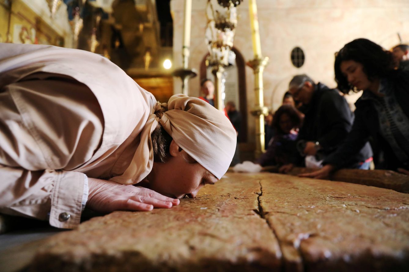Cristianos besan la Piedra de la Unción, en la Iglesia del Santo Sepulcro, en la Ciudad Vieja de Jerusalén. (Reuters)  