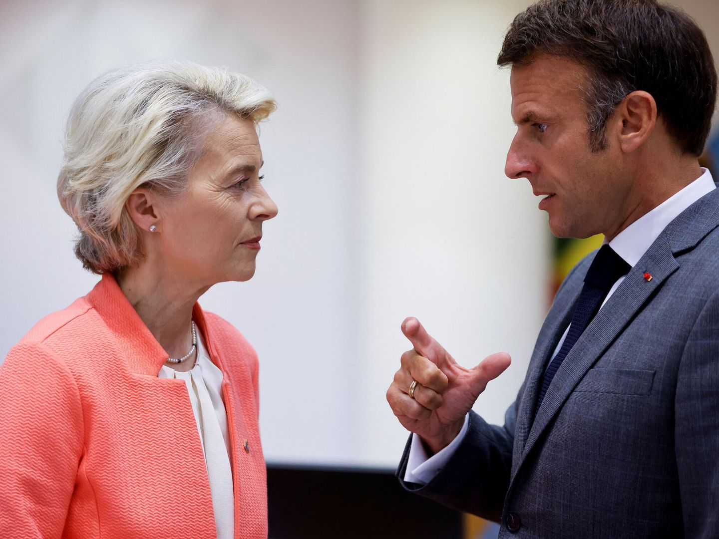 Von der Leyen charla con el presidente francés, Emmanuel Macron. (Reuters)