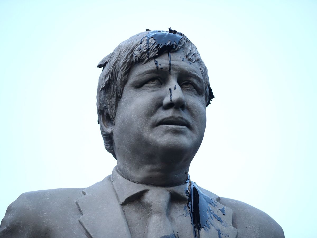 Foto: Una estatua de Boris Johnson manchada de petróleo exhibida durante una protesta de Greenpeace en Londres. (Reuters)