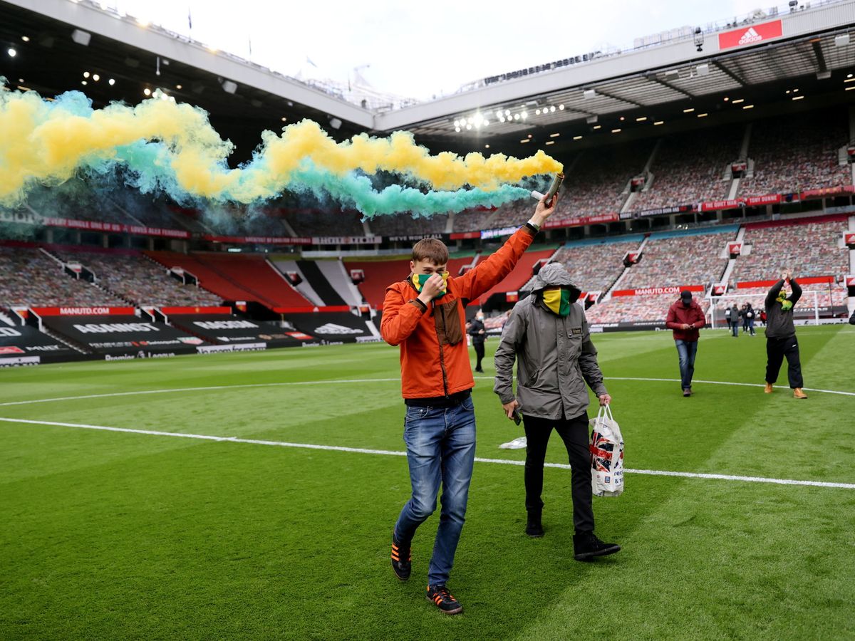 Foto: Hinchas del Manchester United, en la invasión del Old Trafford. (Reuters)