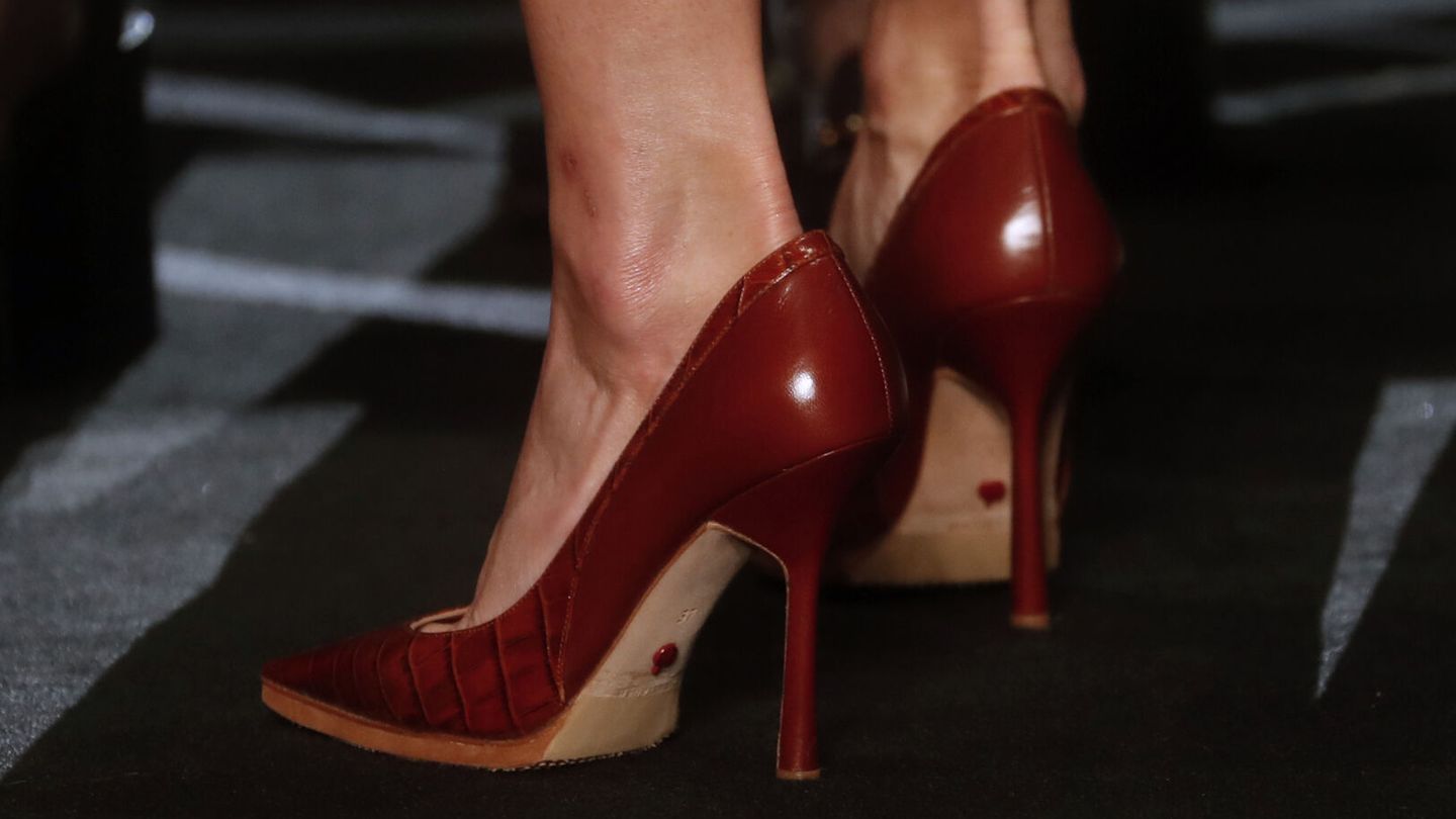 Los zapatos de la Reina, con plataforma incluida. (EFE/Javier Lizón)