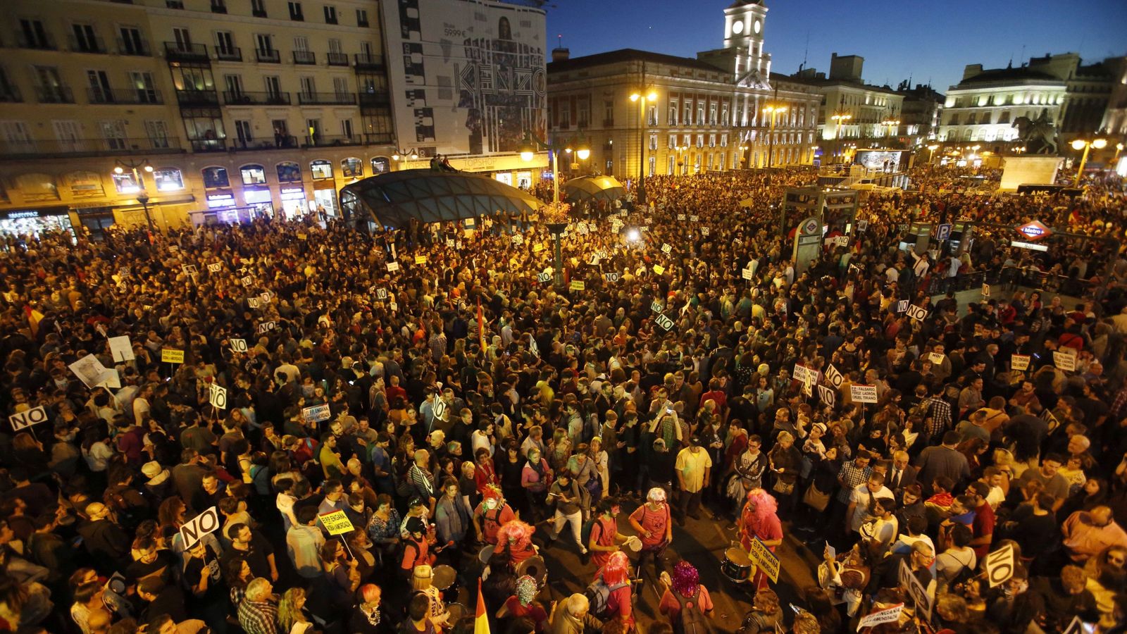 Foto: Participantes en la marcha Rodea el Congreso en la Puerta del Sol. (EFE)
